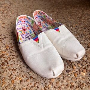 TOMS Pride Slip Ons Alpargata Womens 8.5 White Canvas Rainbow Unity Taylor Swift